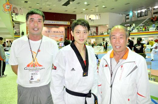 蘇麗文（中）和教育局長李再杭（右）及教練李錫添（左）在建國大學比賽現場合影。（楊水詠攝）