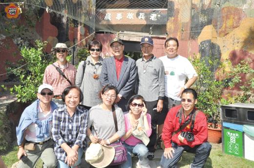   北投社區大學國防班由退役中將馮濟民帶領抵金參觀；並在老兵故事展碉堡外合影，為返金行留下紀錄。（陳麗妤攝）