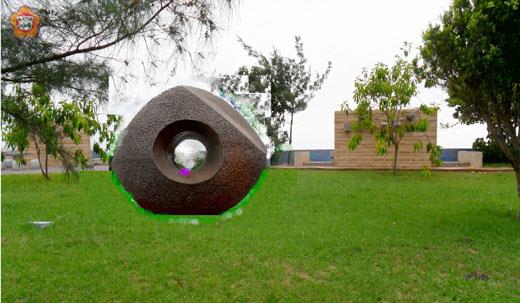   東林社區陶藝工作者林清渠創作的公共藝術作品「中庸之道」，設置於東林濱海公園內。（許加泰攝）