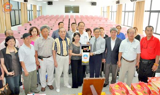 　副縣長吳友欽和旅中同鄉聯合會理事長李淑睿互換禮物。
（楊水詠攝）