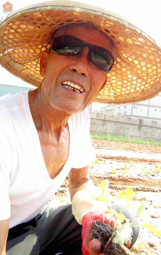   做為一個歷經戰禍的金門農夫，王篤的感喟是：「真不值！」 （張建騰攝）