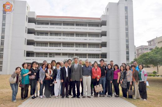   國立金門高中校長蔡錦杉歡迎新北市南山高中、上海晉元中學、香港新亞中學、新加坡華僑中學的教育主管到訪，並合影。（許加泰攝）