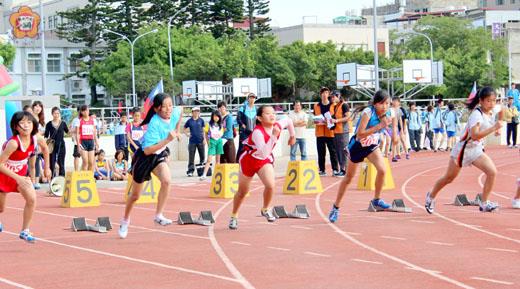   中小學田徑賽，昨四項破大會紀錄，圖為國小組比賽現況。
（述美國小提供）