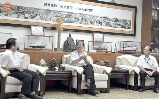 　縣長李沃士，昨接見台灣銀行金門分行經理許家明，雙方就台銀代售套幣作業交換意見。（陳麗妤攝）