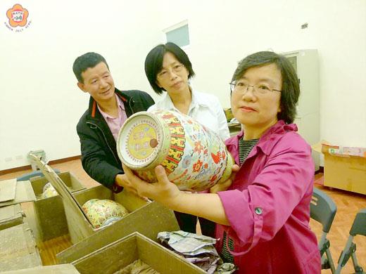 上月於金門料羅港發現的六件疑似故宮花瓶,昨經專家鑑定證實非國寶,將物歸貨主。(陳麗妤攝)