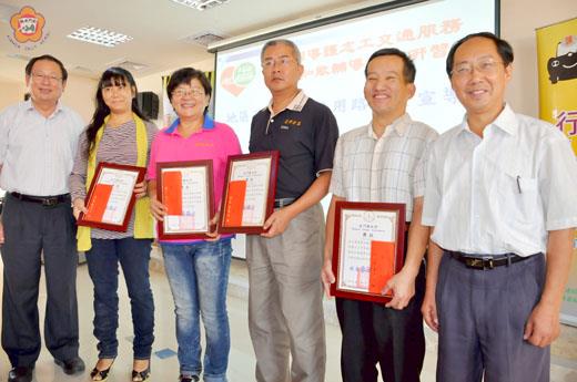   績優導護志工林玉秀（左一）、陳金英（左二）、徐鴻義（右二）、張武勇（右一）受到表揚，並與陳金文（左）、李錫南（右）合影。（張建騰攝）