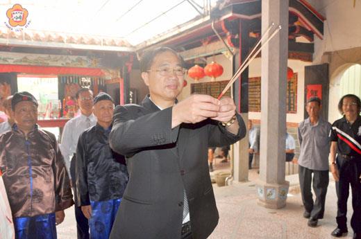   李氏族人昨日齊聚古寧頭南山李氏家廟祭祖，縣長李沃士帶領族老敬祭，緬懷開山始祖的祖德。（許加泰攝）