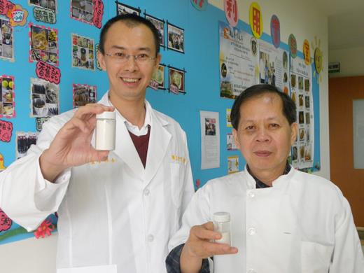   國立金門大學林志芳（右）、賴盈璋兩位博士發表魚鱗膠原蛋白胜肽製造研發成果。（許加泰攝）