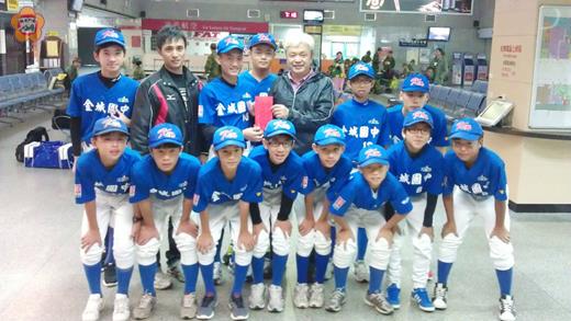   議員陳滄江為即將代表金門縣參加100年度全國國中軟式棒球錦標賽以及第九屆總統杯慢速壘球全國總決賽國中組的金城國中棒球隊加油。（陳滄江議員服務處提供）