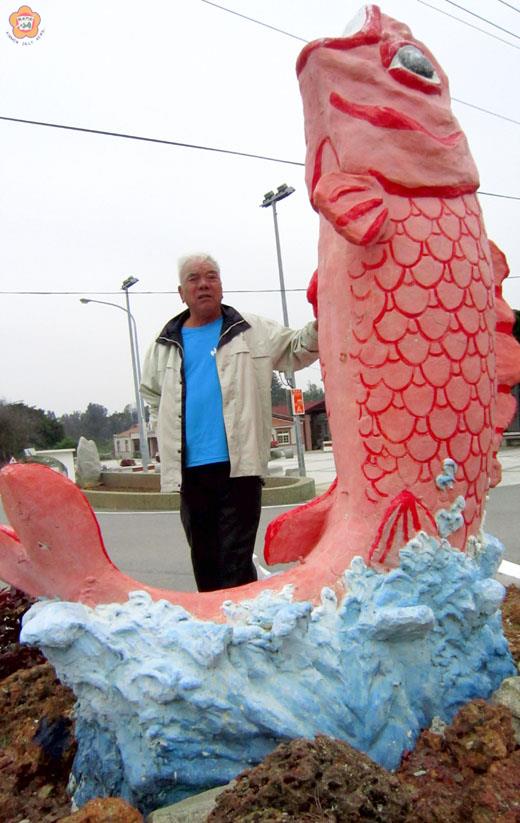   溪邊村口有一尾紅毛灰做的吉祥魚，村民呂金澤說這尾「紅毛灰」魚是漁會以前做的。（張建騰攝） 