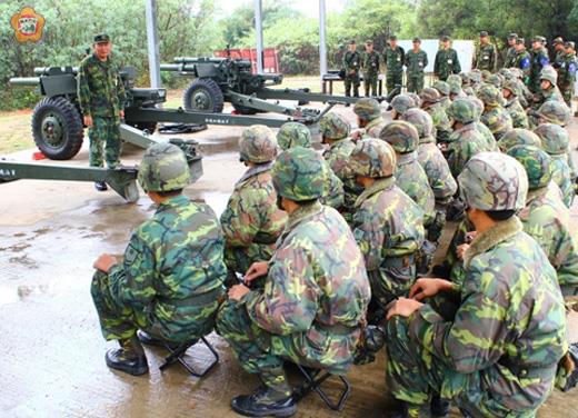   王世塗（左一）要求強化部隊戰力，消除訓練死角。（張建騰攝）