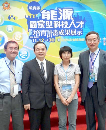   蔡珊珊獲得優等獎後，與教育部次長吳財順（左二）、「K-12」辦公室主持人李隆盛（右一）、金門縣國中小能源科技教育推動中心主持人吳啟騰（左一）合影。（金湖國中提供／呂秀蘭攝）