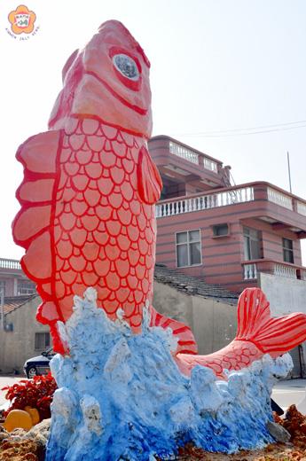   溪邊村口的「鯉躍龍門」是唐雄飛限楊誠國用三天的時間造成，目的是要做給郝柏村看。（張建騰攝）