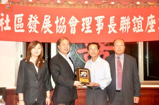 　縣政府社會局辦理100年度社區理事長座談會暨表揚績優社區活動，昨晚移師到烈嶼舉行，縣長李沃士（左二）表揚羅厝績優社區，由理事長洪金保代表領獎。（許加泰攝）