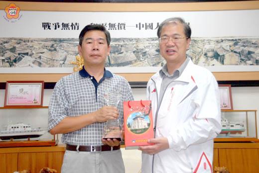   林務所技工陳西村獲得100年度社教公益獎，縣長李沃士特別安排接見，嘉勉他的傑出表現。（照片由縣府行政室提供）