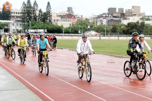 慶祝建國百年,縣府昨與全國同步辦理「活力新『騎』蹟,臺灣向前行」自行車騎乘活動,在縣長李沃士等人領騎下,參與活動的民眾,冒雨挑戰近二十公里的騎程,來了一趟鐵馬快樂行的難得經驗。(莊煥寧攝)