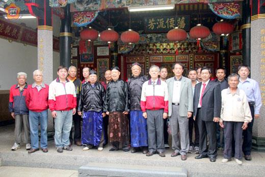   金門縣珠浦許氏家廟重建落成將於十二月十五日舉行奠安慶典，許氏長老特前往埔後陳氏宗祠送帖邀請參與奠安慶典觀禮。（許氏宗親會提供）