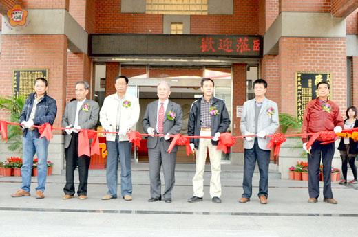 　「翰墨飄香--泉州市書法家金門展」昨在縣議會開幕揭展，由議長王再生與到場的貴賓及參展代表剪綵揭幕。（莊煥寧攝）