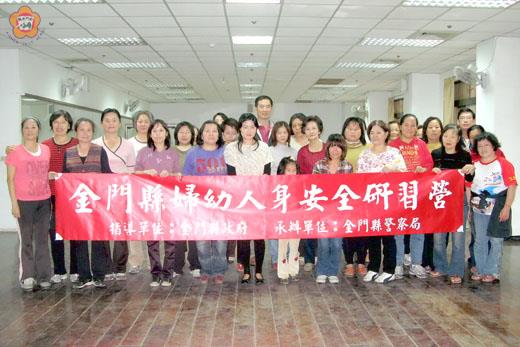 紫色禿馬勃看起來像是被遺落的壘球。（張建騰攝）