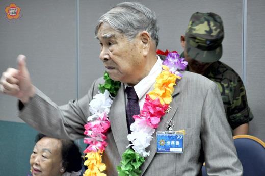   史恆豐將軍去年七月二十五日率同當年參戰老部屬，重返戰地參加紀念大二膽島六十週年檔案照片。（李增汪攝）