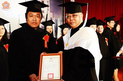   服務於軍人之友社金門聯絡組的盧清土（左），於今年一百年取得空大學士的學位文憑，讓自己的人生「精彩一百」。
（空大提供）