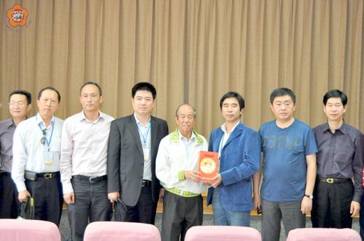   2011兩岸青少年交流事務研討會中國大陸青少年宮代表一行昨抵金門縣政府拜會，受到教育局長李再杭（左四）熱烈歡迎。（李增汪攝）