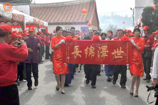 金門縣劉澳劉氏宗祠昨舉行奠安慶典，縣長李沃士到場點主揭開活動序幕，並敬獻紅匾及爐敬金祝賀。（陳麗妤攝）