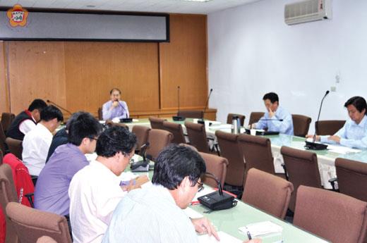   縣府昨日召開研商金廈小三通實施夜航本縣相關配套措施辦理情形會議，縣長李沃士聽取各單位分工協調事項。（李金鎗攝）