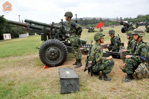   金防部六十二週年慶，舉辦戰備成效驗收，圖為野戰砲兵聯合操作場景。（張建騰攝）