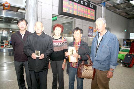 大陸廈門畫匠吳金看因兩岸戰亂埋骨金門四十六年，他的子女吳榮新等人，昨小三通來金尋墓，期一償盼望多年的祭拜心願。（楊水詠攝）