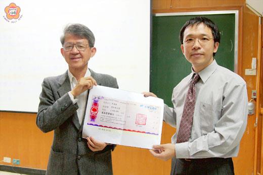 金門子弟李進發(右)榮獲「年輕金玉學者獎」,由建大基金會董事楊信男(左)教授頒給百萬支票獎勵金。(李進發提供)