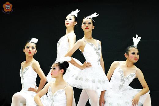 　浯江舞蹈團年度公演「舞動的精靈」系列之「金彩藝百～臨界點」作品劇照。（金門文化局提供）