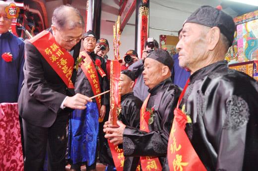   陳坑陳氏宗祠重建落成奠安慶典：由縣長李沃士點主後，揭開各界祝賀及宗親祭典科儀。（陳麗妤攝）