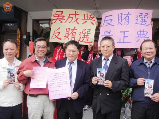 　金門地檢署張金塗檢察長、福建省調查處陳同德處長及金門縣警察局蔡蒼柏局長聯袂拜會立法委員候選人，與各候選人相約支持反賄選。（金門地檢署提供）