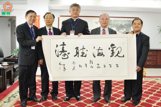  中國書法協會秘書長趙長青（中）率員小三通抵金，並前抵金門縣議會拜會，受到熱誠的接待歡迎，趙長青秘書長等人也致贈墨寶給王再生議長（右二）。（莊煥寧攝）