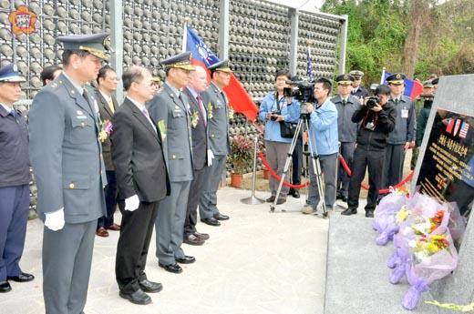 「法蘭克·林恩中校紀念碑」揭碑儀式昨隆重舉行,由國防部陸軍司令部司令李翔宙、陸軍司令部政戰主任鄭瑞堅、金防部指揮官王世塗、金門縣長李沃士、美國在台協會連絡組組長裴凱豐中校共同揭碑後,獻花致敬,場面莊嚴隆重,以紀念中美共同捍衛台海和平重要一頁。(楊水詠攝)