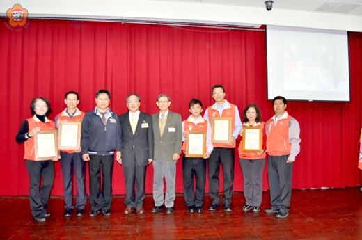 廉政署長周志榮頒發廉政志工證書。（李金鎗攝）