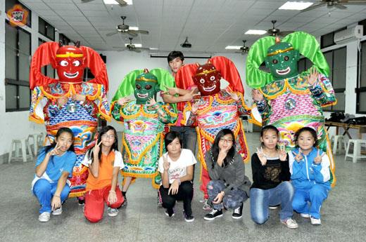   Q版千順神將明日下午將在南門天后宮前廣場舉辦成軍大會，連日來參與的學生利用晚間加強演練。（莊煥寧攝）