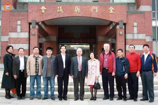 　廈門水務中環集團副總經理林清秀等一行拜會議長王再生，並於議政大樓前廣場合照。（莊煥寧攝）