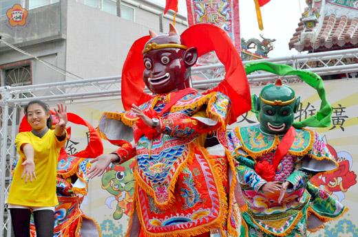 金門縣浯島千順神將文化推廣協會昨日下午在南門天后宮前廣場,熱鬧舉行Q版千順神將成軍大會,吸引不少民眾到場捧場逗鬧熱。(李增汪攝)