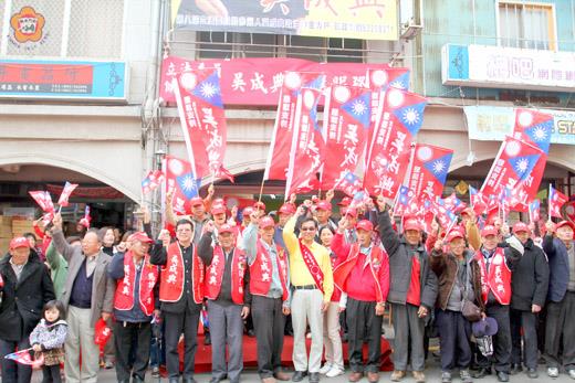   立委參選人吳成典昨日返回小金門東林成立服務處，大、小金門支持者的凍蒜聲不絕於耳，延續吳陣營選戰熱度。（許加泰攝）