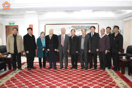 　中華媽祖文化交流協會由會長張克輝率領訪問團小三通經由金門赴澎湖天后宮進行宗教交流，議長王再生率議會同仁至水頭碼頭迎接，議長王再生並與到會拜訪的中華媽祖文化交流協會參訪團合影。（縣議會提供）