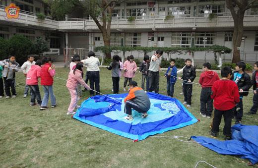   中正國民小學舉辦一百學年度學生隔宿露營活動，學生參與搭建營帳等各項體驗活動。（中正國小提供）