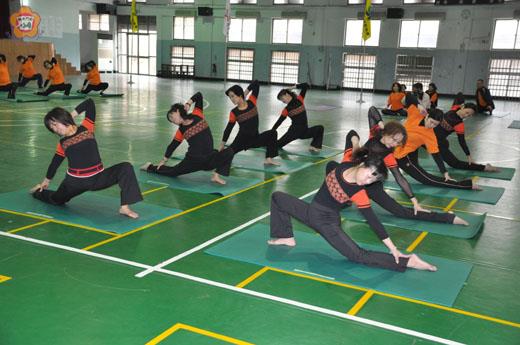   金門縣瑜伽運動委員會昨舉辦一百年打造運動島瑜伽觀摩聯誼成果發表會，各班學員秀出學習的成果和分享心得。（楊水詠攝）