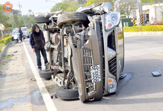 車翻了，人無恙，察看一翻。（張建騰攝）