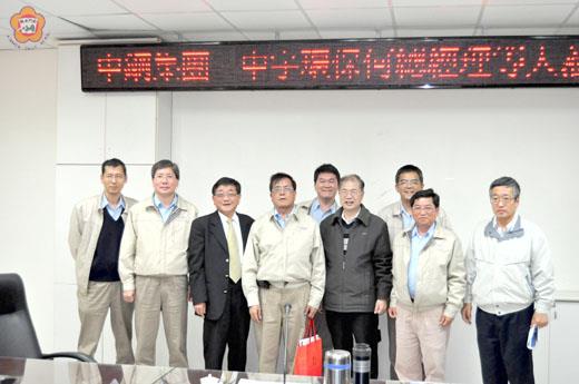   縣長李沃士昨日和來金會勘太湖淨水廠的中鋼子公司－中宇環保團隊座談，並合影留念。（李增汪攝）