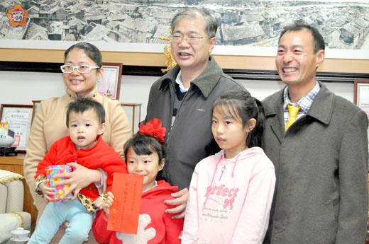   外籍配偶郭玉梅（後排左一）榮獲教育部辦理外籍配偶「生活學習楷模」，縣長李沃士接見嘉勉。（李增汪攝）