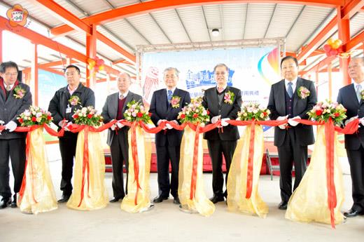 金門水頭商港小三通三號浮動碼頭暨旅客服務設施啟用典禮昨日舉行，交通部長毛治國抵金與縣長李沃士、議長王再生等人共同剪綵、啟動水晶球，毛部長也表示，這是小三通重要里程碑，他特別代表中央恭喜金門鄉親。（莊煥寧攝）