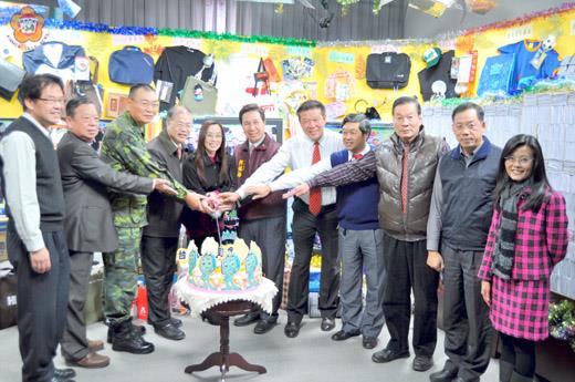 名城19週年的台慶，昨日舉辦「飛躍大放送」有獎徵答活動，李縣長、陳立委、金防部王指揮官等人受邀抽出獎項，並歡唱生日歌共同切下生日蛋糕祝賀。（李金鎗攝）