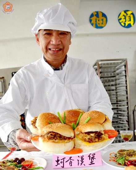   姚水泉在金門海蚵特色小吃料理競賽獲得社會組競賽第一名。（張建騰攝）